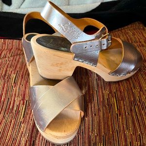 Lottas Crossover Clogs in Metallic silver (Sold out online!)